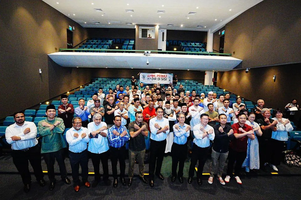 Majlis pelancaran logo baru kempen ‘Dadah Itu Haram’ sempena Hari Dadah Sedunia, yang berlangsung di Masjid Sultan pada 27 Jun, turut dihadiri tetamu terhormat, Pemangku Menteri Bertanggungjawab bagi Ehwal Masyarakat Islam, Profesor Madya Dr Muhammad Faishal Ibrahim (depan, empat dari kanan).