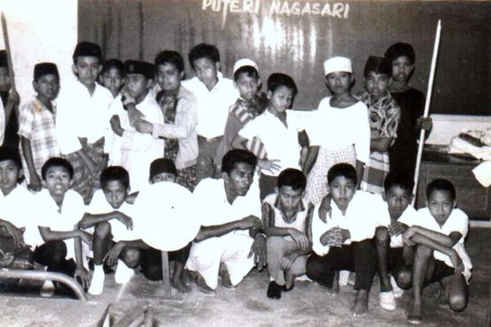 TERLIBAT DALAM BANGSAWAN: Pada 1964, Saffri (duduk di hadapan, paling kiri) terlibat dalam bangsawan di sekolahnya yang berjudul ‘Puteri Nagasari’. 