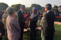 Menteri Kanan, Encik Lee Hsien Loong (dua dari kiri) bertemu Mantan Perdana Menteri India, Dr Manmohan Singh (dua dari kanan) sewaktu perayaan Hari Republik di New Delhi, India pada 2018. Encik Lee masih menggalas jawatan Perdana Menteri pada tahun itu. 