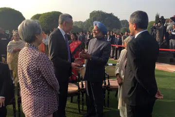 Menteri Kanan, Encik Lee Hsien Loong (dua dari kiri) bertemu Mantan Perdana Menteri India, Dr Manmohan Singh (dua dari kanan) sewaktu perayaan Hari Republik di New Delhi, India pada 2018. Encik Lee masih menggalas jawatan Perdana Menteri pada tahun itu. 