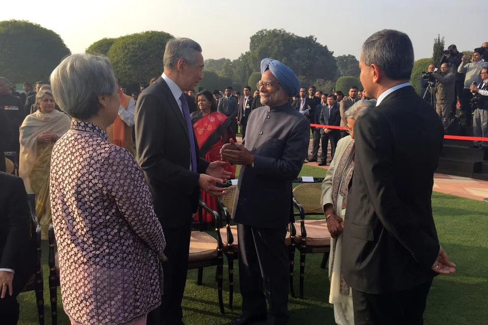 Menteri Kanan, Encik Lee Hsien Loong (dua dari kiri) bertemu Mantan Perdana Menteri India, Dr Manmohan Singh (dua dari kanan) sewaktu perayaan Hari Republik di New Delhi, India pada 2018. Encik Lee masih menggalas jawatan Perdana Menteri pada tahun itu. 