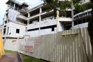 TAPAK BARU: Pembangunan bersepadu yang terletak di Woodlands Street 12 berdekatan Stadium Woodlands dan Kompleks Renang Woodlands dijangka mula beroperasi pada separuh kedua tahun ini dan ia akan mempunyai 70 gerai makanan masak di pusat penjaja yang diurus oleh Agensi Sekitaran Kebangsaan (NEA), 60 kedai yang diurus oleh Lembaga Perumahan dan Pembangunan (HDB) serta sebuah pasar raya. - Foto SHAHRIYA YAHAYA