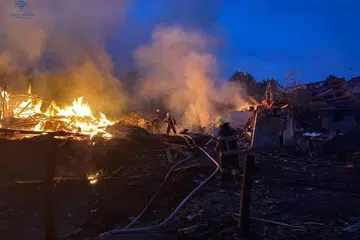 KEADAAN SELEPAS SERANGAN: Ahli bomba kelihatan bertugas di sebuah kawasan perumahan terbakar selepas ia mengalami serangan peluru berpandu di bandar Zviahel, wilayah Zhytomyr, Ukraine pada 9 Jun 2023.