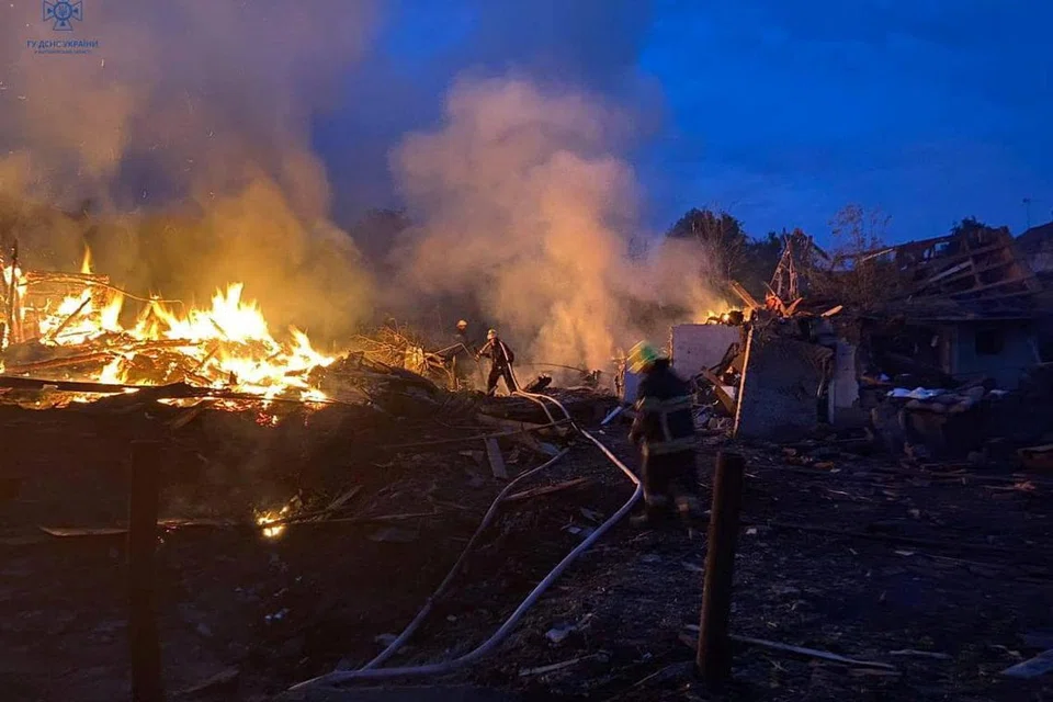 KEADAAN SELEPAS SERANGAN: Ahli bomba kelihatan bertugas di sebuah kawasan perumahan terbakar selepas ia mengalami serangan peluru berpandu di bandar Zviahel, wilayah Zhytomyr, Ukraine pada 9 Jun 2023.