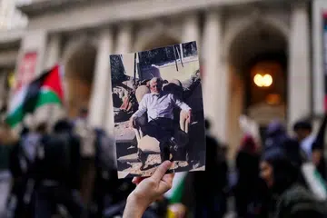 Seorang penunjuk perasaan memegang gambar bekas pemimpin Hamas, Yahya Sinwar, ketika demonstrasi “Bangkit Demi Palestin” yang membantah sokongan ketenteraan Amerika Syarikat kepada Israel di hadapan Perpustakaan Awam New York, Amerika Syarikat, pada 18 Oktober 2024. Israel baru-baru ini mendedahkan dokumen yang didakwa dirampas di Gaza dan dikatakan ditulis oleh Sinwar, yang menurutnya menunjukkan beliau menjangkakan serangan balas besar-besaran Israel, termasuk kemungkinan penggunaan senjata nuklear, sebelum serangan Hamas pada 7 Oktober 2023. Bagaimanapun, kesahihan dokumen itu belum dapat disahkan secara bebas.