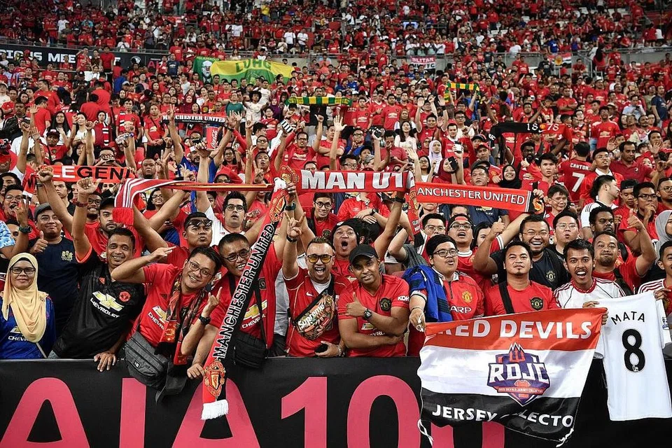  PENYOKONG SETIA: Peminat kelab EPL, Manchester United, membanjiri Stadium Negara Sabtu lalu bagi menyaksikan perlawanan antara pasukan kegemaran mereka dengan Inter Milan. United memang 1-0. - Foto BH oleh CHONG JUN LIANG