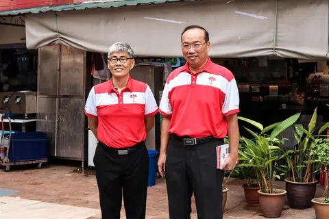 Calon Parti Kemajuan Singapura (PSP) bagi SMC Marymount, Encik Jeffrey Khoo (kanan), dan calon PSP SMC Kebun Baru, Encik Tony Tan Lay Thiam, diperkenalkan di Pusat Beli-belah Bishan North pada 17 April. 