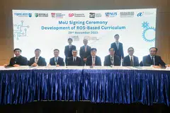 METERAI MOU: Agensi bagi Sains, Teknologi dan Penyelidikan (A*star) telah meterai Memorandum Persefahaman dengan tujuh Institut Pengajian Tinggi (IHL) tempatan bagi menyelaraskan pendidikan robotik di Singapura, baru-baru ini. Ia disaksikan (barisan belakang, dari kiri) Ketua Eksekutif Program Robotik Nasional, Profesor Quek Tong Boon; Pengerusi Bersama, Pusat Pengilangan Semula dan Teknologi Lanjutan, A*star, Encik Peter Tan; serta Penolong Ketua Eksekutif, Majlis Penyelidikan Sains dan Kejuruteraan, A*star Profesor Lim Keng Hui.
