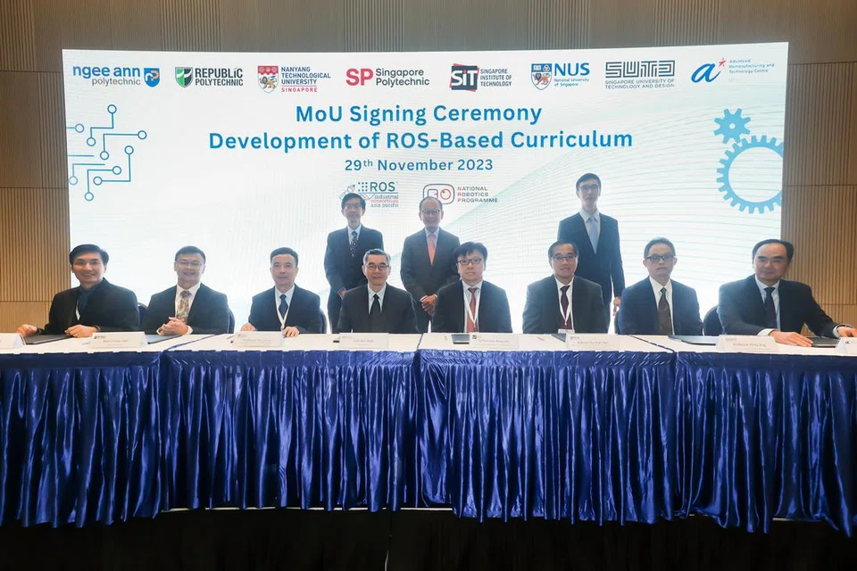METERAI MOU: Agensi bagi Sains, Teknologi dan Penyelidikan (A*star) telah meterai Memorandum Persefahaman dengan tujuh Institut Pengajian Tinggi (IHL) tempatan bagi menyelaraskan pendidikan robotik di Singapura, baru-baru ini. Ia disaksikan (barisan belakang, dari kiri) Ketua Eksekutif Program Robotik Nasional, Profesor Quek Tong Boon; Pengerusi Bersama, Pusat Pengilangan Semula dan Teknologi Lanjutan, A*star, Encik Peter Tan; serta Penolong Ketua Eksekutif, Majlis Penyelidikan Sains dan Kejuruteraan, A*star Profesor Lim Keng Hui.