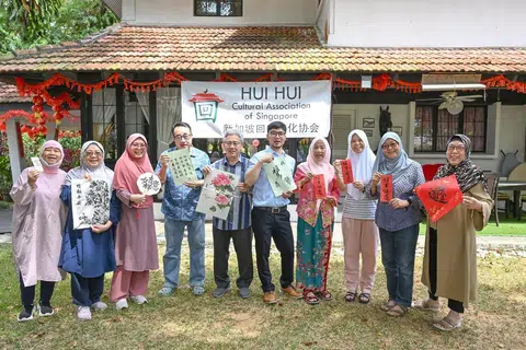 Para anggota Huihui tetap merasakan mereka sebahagian daripada masyarakat Islam di Singapura. Bagi mereka, golongan Cina mualaf beriman dan beribadah dengan cara yang sama. Justeru, beberapa nilai budaya Cina sehaluan dengan ajaran Islam.