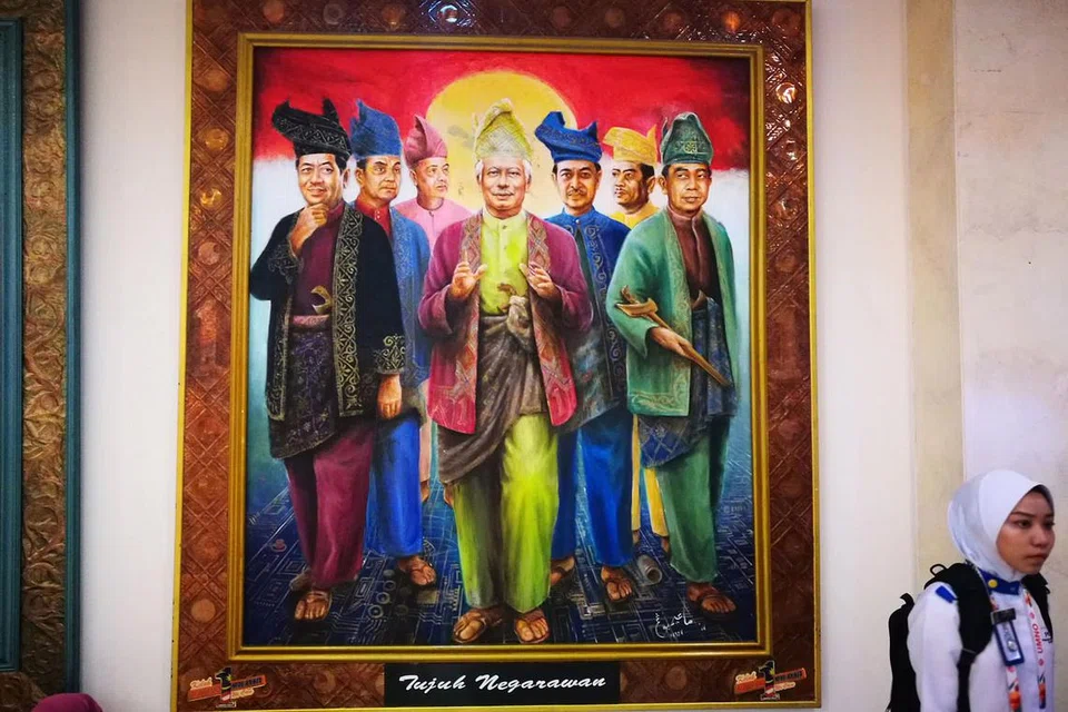 POTRET PEMIMPIN: Gambar yang digantung di ibu pejabat Umno di Kuala Lumpur ini menunjukkan tujuh Presiden Umno. Mereka terdiri daripada (dari kiri) Tun Dr Mahathir Mohamad, Tun Hussein Onn, Datuk Onn Jaafar, Datuk Seri Najib Tun Razak, Tun Abdullah Badawi, Tunku Abdul Rahman and Tun Abdul Razak Hussein. Kecuali Datuk Onn Jaafar, enam Presiden Umno turut memegang jawatan Perdana Menteri Malaysia. - Foto BH oleh SHANNON TEOH