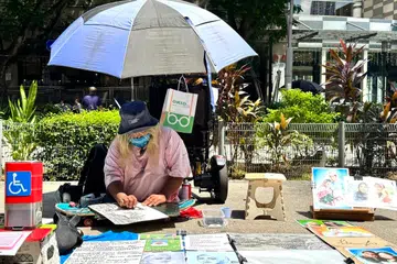 Bekas pemenang pingat gangsa Kejohanan Ski Air Sedunia bagi Orang Cacat, Encik Dasuki Johari, kini menjual lukisan potret di Jalan Tuanku Abdul Rahman, Kuala Lumpur.