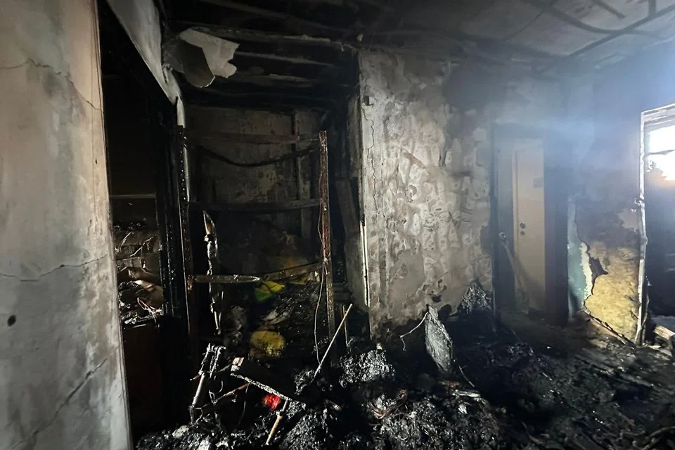Api yang telah menyambar ruang tamu sebuah unit kondominium Sunflower Regency di Geylang pada awal pagi 29 Julai, berjaya dipadamkan oleh Pasukan Pertahanan Awam Singapura (SCDF)  menggunakan pancutan air.