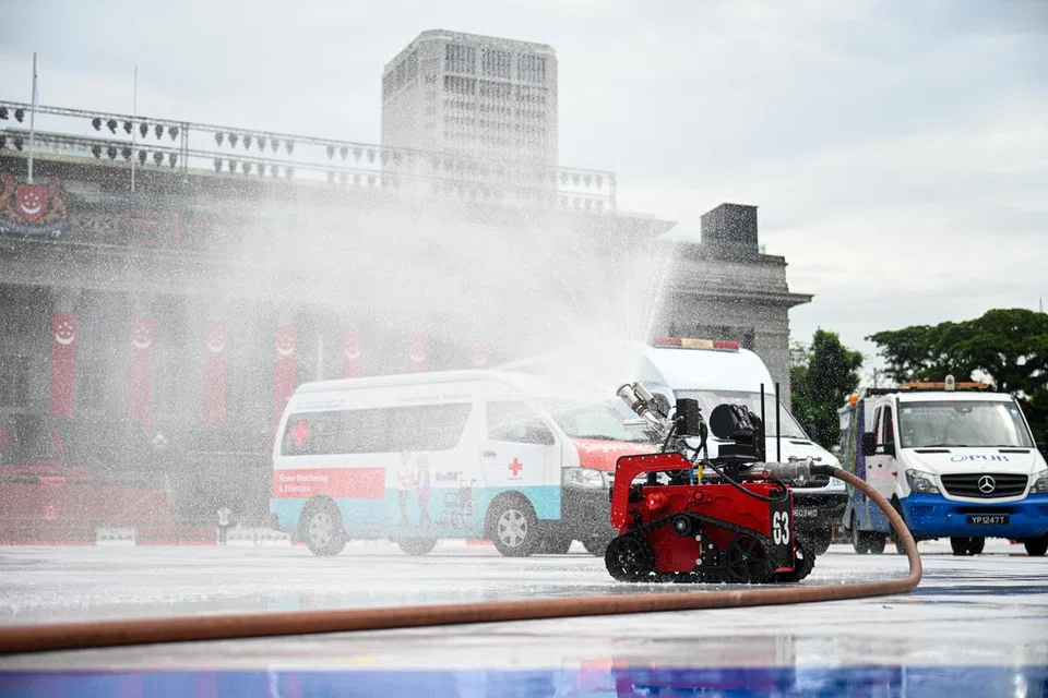 Antara segmen Pertunjukan Pertahanan Dinamik (D3) untuk meraikan ulang tahun ke-40 Pertahanan Mutlak (TD40) melibatkan peralatan dan aset daripada berbilang agensi yang bersatu untuk menangani ‘ancaman’. Ia membentuk adegan kedua Perbarisan Hari Kebangsaan (NDP) 2024.