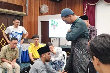 Sempena bulan Syawal ini, Masjid Ar-Raudhah menunjukkan kepada tetamu cara memakai kain samping buat kaum lelaki semasa sesi lawatan itu. Gambar menunjukkan Ustaz Mohd Ibrohim (berdiri) dan Ustaz Ahmad Syarif yang sedang membetulkan kain samping. 