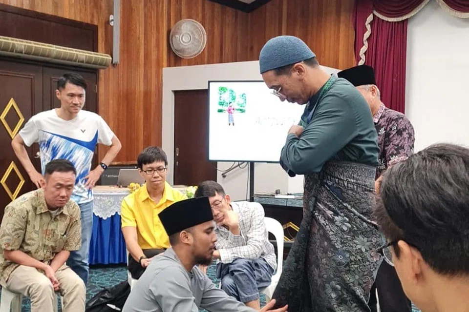 Sempena bulan Syawal ini, Masjid Ar-Raudhah menunjukkan kepada tetamu cara memakai kain samping buat kaum lelaki semasa sesi lawatan itu. Gambar menunjukkan Ustaz Mohd Ibrohim (berdiri) dan Ustaz Ahmad Syarif yang sedang membetulkan kain samping. 