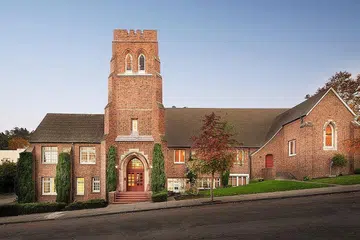 MAHU HIDUPKAN SEMULA WARISAN PENDIDIKAN DAN ILMIAH ISLAM: Bangunan batu bata merah di kampus Kolej Zaytuna yang terletak di 2401 LeConte Avenue ini menempatkan pejabat pentadbiran dan beberapa kelas pengajian. - Foto FACEBOOK KOLEJ ZAYTUNA