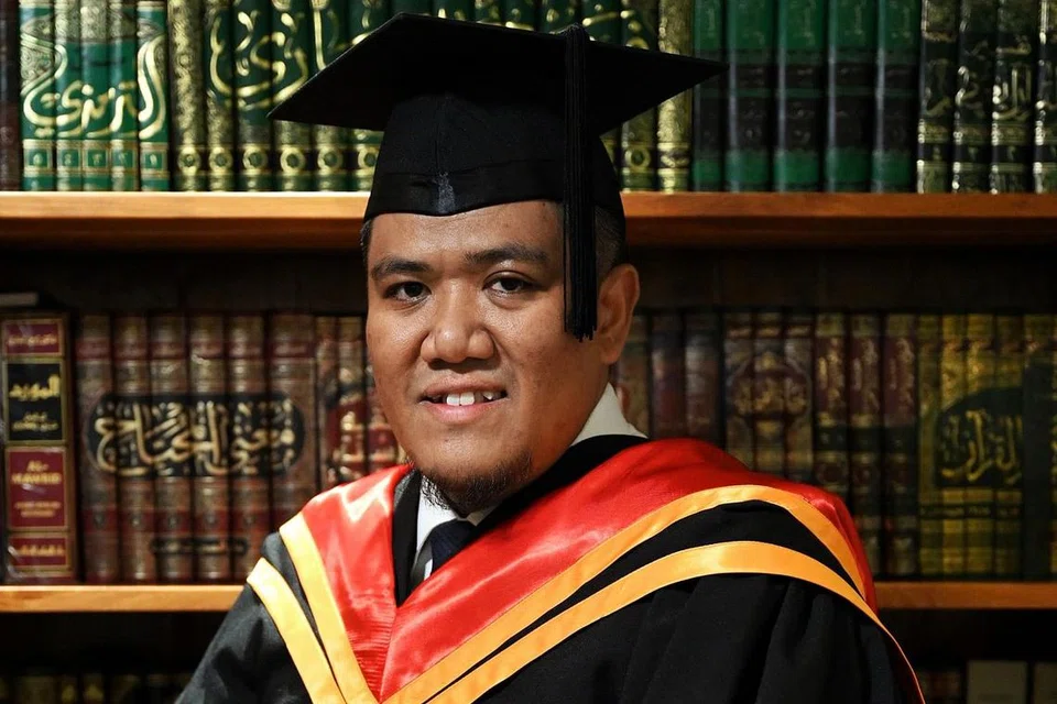 PENUHI IMPIAN: Ustaz Irwan Hadi Mohd Shuhaimy berharap dapat memanfaatkan pengetahuan tentang undang-undang keluarga dan jenayah setelah tamat pengajian Program Doktor Juris. - Foto BH oleh KHALID BABA