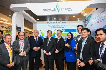 Premier Sarawak, Tan Sri Abang Johari Tun Openg (empat dari kiri), melawat reruai di Sarawak Mega Fair 2025 di Pusat Konvensyen Suntec City pada 16 Oktober.
