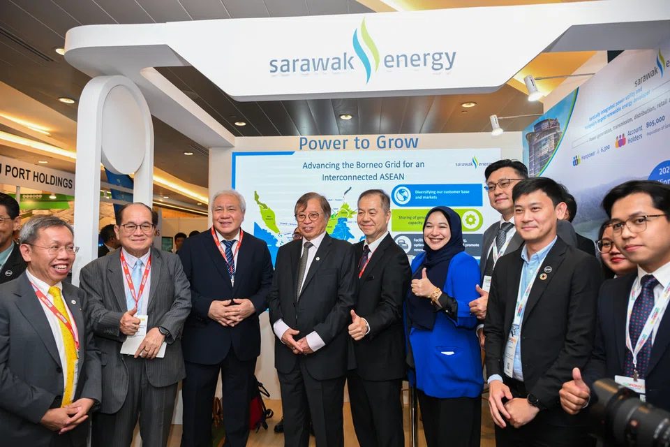 Premier Sarawak, Tan Sri Abang Johari Tun Openg (empat dari kiri), melawat reruai di Sarawak Mega Fair 2025 di Pusat Konvensyen Suntec City pada 16 Oktober.