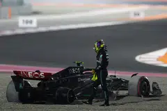 AKSI BAHAYA: Pemandu Mercedes, Lewis Hamilton, berdiri di sebelah keretanya selepas satu kemalangan di Grand Prix Qatar. Beliau kemudian melintas trek walaupun perlumbaan masih berlangsung, menyebabkan beliau didenda.