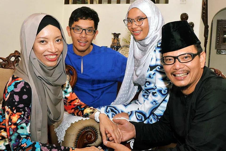 "Juadah Hari Raya kegemaran saya adalah lepat kacang dengan serondeng daging. Demi kesihatan, sebahagian dikongsi dengan isteri bagi kurangkan kalorinya. Kuih kegemaran saya pula rempeyek. Saya hanya ambil sekeping sahaja kerana ia bergoreng dan mengandungi paras minyak yang agak tinggi." - Presiden MHPA, Dr Zuraimi Mohamed Dahlan (kanan), bersama isterinya doktor keluarga dari Banyan Clinic, Dr Elly Sabrina Ismail (kiri), dan anak mereka Edel Hakeem dan Anastasia Sabrina.