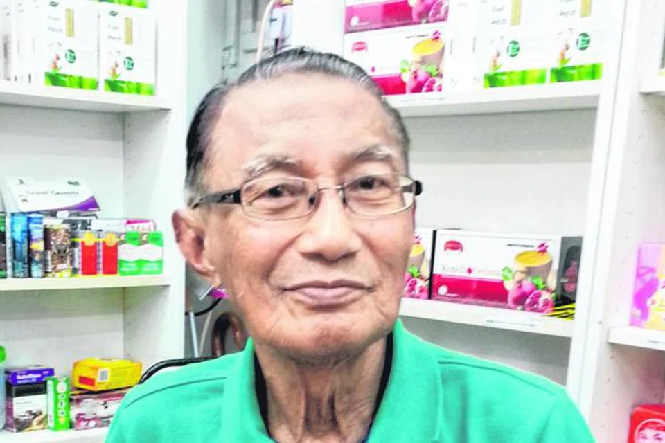 TOKOH WARTAWAN: Allahyarham Rhazaly semasa gambarnya diambil di kedai Perubatan Tradisional Cina (TCM) halal di Geylang Serai. 