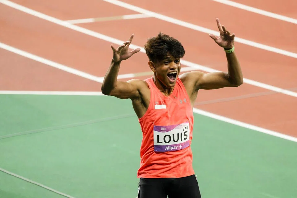 GEMBIRA: Reaksi pelari pecut Singapura Marc Brian Louis (gambar) selepas mendapati masa, 10.27 saat, yang dicatatnya dalam separuh akhir acara 100 meter lelaki di Stadium Pusat Olimpik Hangzhou telah berjaya memecah rekod kebangsaan selama 22 tahun yang dimiliki U.K. Shyam.