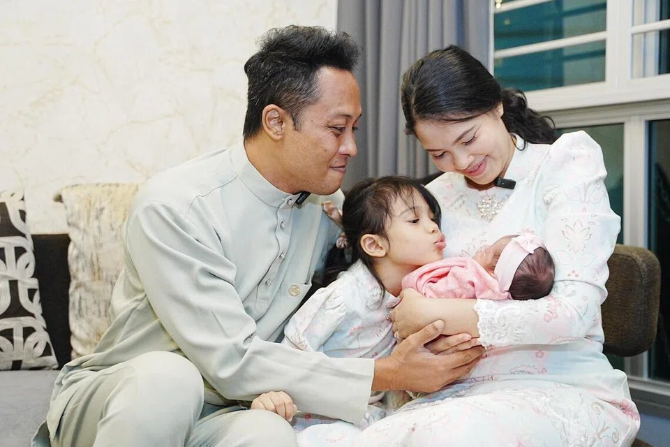 Dawn Prima Ria bersama suaminya, Faizal Rahman dan puteri sulung mereka, Donna Ferdella (dua dari kiri), menatap penuh kasih cahaya mata perempuan kedua yang baru dilahirkan pada Februari 2026. 