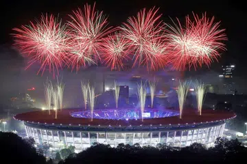 MENERANGI MALAM: Bunga api aneka warna menyinari ruang angkasa Stadium Gelora Bung Karno di Jakarta, Indonesia, di acara penutup Sukan Asia ke-18. - Foto REUTERS 