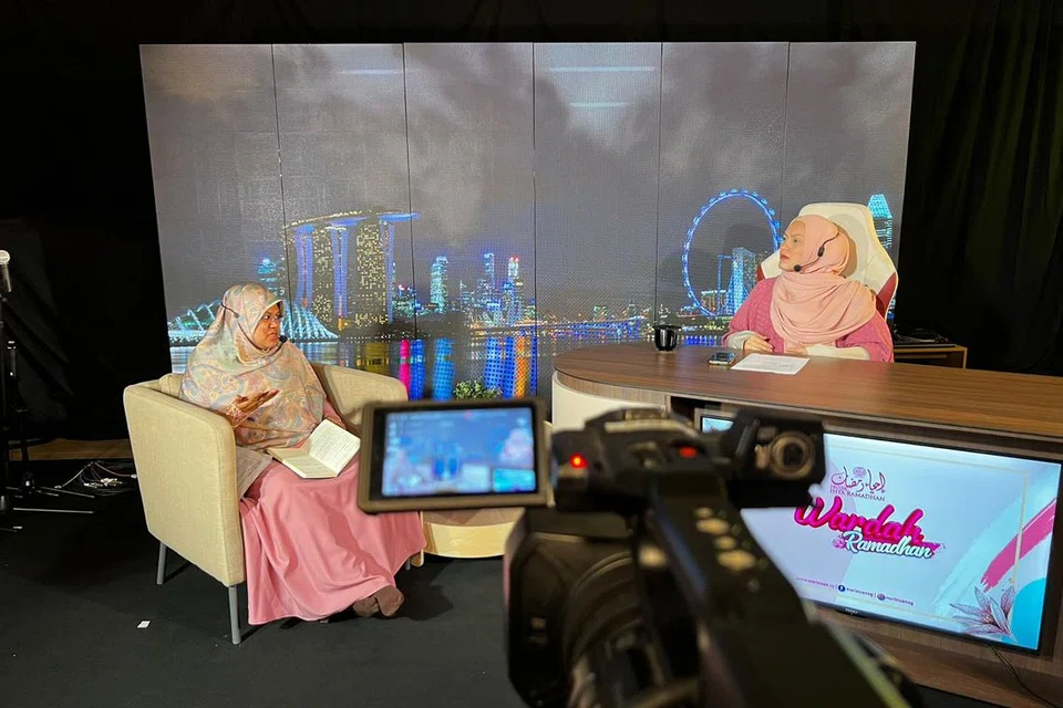 PROGRAM WARDAH RAMADAN: Acara langsung yang telah diadakan di platform Facebook ini telah mengundang Ustazah Kalthom Isa (kiri) dan Cik Ainon Talib. Acara ini berlangsung pada Jumaat lalu.- Foto NUR INSAN 
