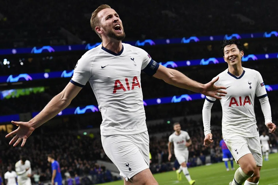 Son Heung-min (kanan) bersama bekas rakan sepasukannya, Harry Kane (kiri), pada 2019 dan merupakan gandingan yang digeruni semasa bersama kelab Tottenham Hotspur. 