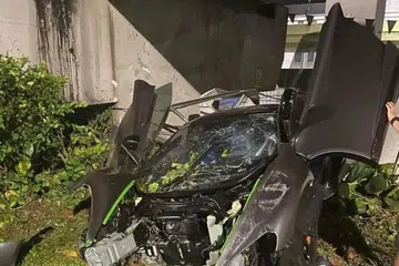 REMUK: Bahagian ‘bumper’ depan kereta itu tercabut dan keretakan kelihatan pada cermin hadapan.