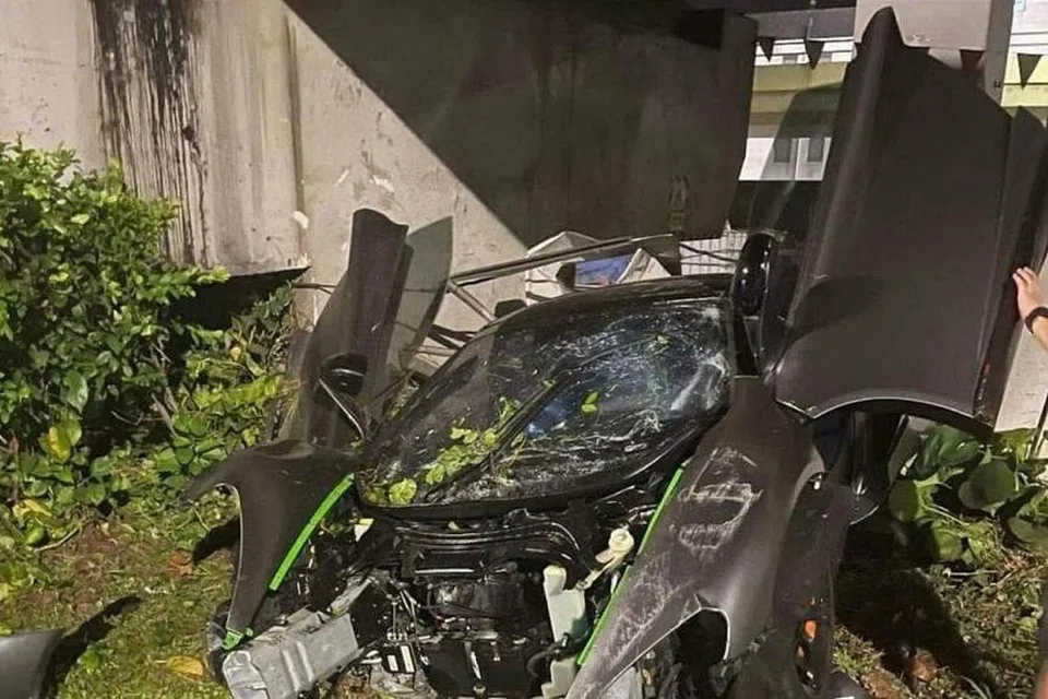 REMUK: Bahagian ‘bumper’ depan kereta itu tercabut dan keretakan kelihatan pada cermin hadapan.
