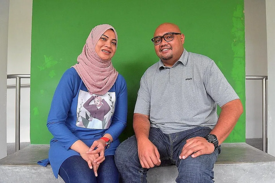 BERIKAN TERBAIK: Encik Mohammad Zaid dan Cik Siti Mariam akan gunakan elaun penjagaan $1,100 sebaik mungkin untuk memberikan yang terbaik untuk dua anak titipan mereka. - Foto BM oleh ALPHONSUS CHERN