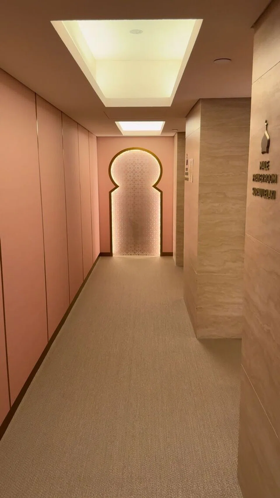 Ruang solat di lobi Grand Hyatt Singapore.