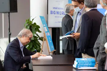 PELANCARAN BUKU: Profesor Koh (kiri) menandatangani buku 'Small States In A Big World: Size Is Not Destiny' di majlis pelancarannya di The Pod di Bangunan Perpustakaan Negara. - Foto ZAOBAO