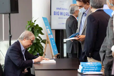 PELANCARAN BUKU: Profesor Koh (kiri) menandatangani buku 'Small States In A Big World: Size Is Not Destiny' di majlis pelancarannya di The Pod di Bangunan Perpustakaan Negara. - Foto ZAOBAO