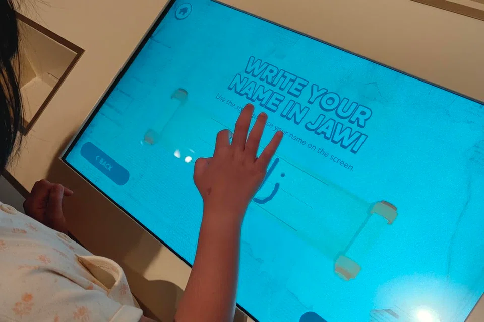 Kanak-kanak boleh cuba menulis nama mereka dalam aksara Jawi, Rejang atau Lontara menggunakan skrin sentuh atau ‘touch screen’.