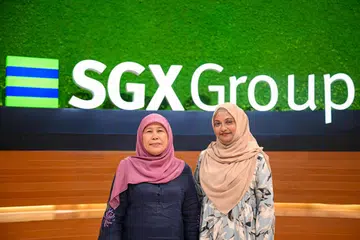 PEMBELAJARAN SEPANJANG HAYAT: Penolong Kanan Pentadbiran, Operasi & Perkhidmatan Pasaran di Bursa Singapura (SGX), Cik Zuraidah Osman (kiri) dan Cik Noorun Nisha, bersedia terus belajar dan membaiki diri agar dapat bekerja dengan SGX buat masa yang lama.