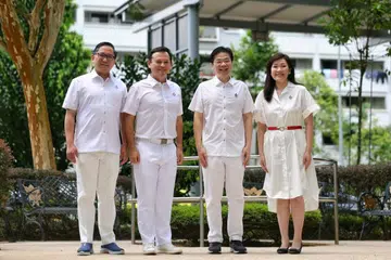 Perdana Menteri, Encik Lawrence Wong (dua dari kanan), dan tiga Anggota Parlimen lain GRC Marsiling Yew-Tee – (dari kiri) Mayor Majlis Pembangunan Masyarakat (CDC) North West, Encik Alex Yam; Menteri Negara Kanan (Pertahanan merangkap Tenaga Manusia), Encik Zaqy Mohamad; dan Cik Hany Soh – bakal bertanding di kawasan undi itu bagi GE2025.