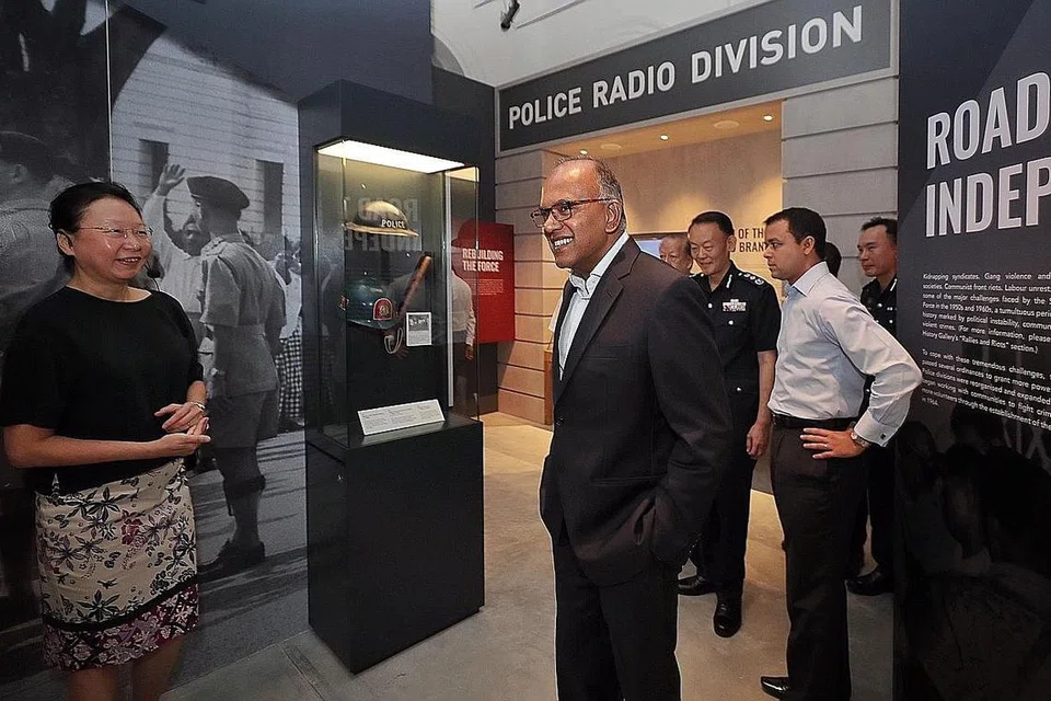 PAMERAN SEJARAH SINGAPURA: Kurator pameran Cik Cheng Laiyee memberi lawatan berpandu kepada Menteri Ehwal Dalam Negeri, Encik K. Shanmugam, di Pameran SPF200 di Muzium Nasional Singapura semalam. - Foto BH oleh GAVIN FOO