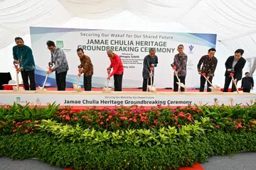 (Dari kiri) Pengerusi Masjid Jamae Chulia, Encik Rasheed Zaman Mohamed Rasha; Ketua Eksekutif Majlis Ugama Islam Singapura (Muis), Encik Kadir Maideen; Presiden Muis, Encik Sa’at Abdul Rahman; Menteri Bertanggungjawab bagi Ehwal Masyarakat Islam, Encik Masagos Zulkifli Masagos Mohamad; Pengerusi Lembaga Pengarah, Warees Investments, Encik Abdul Razak Hassan Maricar; Menteri Negara (Ehwal Dalam Negeri merangkap Pembangunan Negara), Profesor Madya Dr Muhammad Faishal Ibrahim; Ketua Pegawai Eksekutif (CEO), Warees Investments, Encik Masagoes Isyak Amin; dan CEO The Ascott Limited, Encik Kevin Goh, di majlis pecah tanah bagi pembangunan Jamae Chulia Heritage pada 24 Mei.