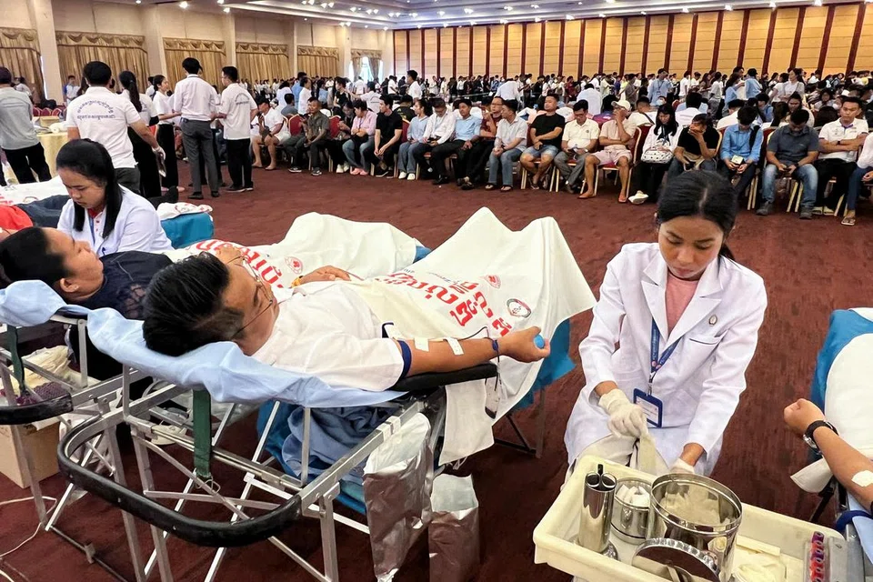 Orang ramai menderma darah di pusat derma darah susulan tembakan artileri antara Thailand dan Kemboja yang mengorbankan orang awam, ketika pertempuran terburuk dalam lebih sedekad antara kedua-dua negara berlarutan ke hari kedua, di Phnom Penh, Kemboja, 25 Julai 2025. 