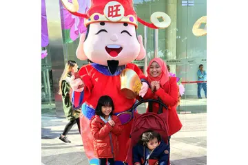 RINDU MAKANAN SINGAPURA: Berada di rantauan, di Guangzhou, China, membuat Cik Nur Baizurah Jamaluddin rindu dengan pelbagai makanan halal yang terdapat di Singapura, lantas membuatnya lebih mencintai Singapura terutama sempena Hari Kebangsaan. Beliau kelihatan bersama dua anaknya, Ellyssa Arianni (kiri) dan Emran Arrazi. - Foto ihsan NUR BAIZURAH JAMALUDDIN