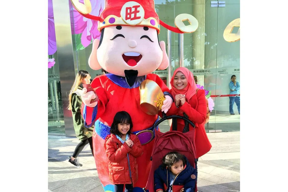 RINDU MAKANAN SINGAPURA: Berada di rantauan, di Guangzhou, China, membuat Cik Nur Baizurah Jamaluddin rindu dengan pelbagai makanan halal yang terdapat di Singapura, lantas membuatnya lebih mencintai Singapura terutama sempena Hari Kebangsaan. Beliau kelihatan bersama dua anaknya, Ellyssa Arianni (kiri) dan Emran Arrazi. - Foto ihsan NUR BAIZURAH JAMALUDDIN