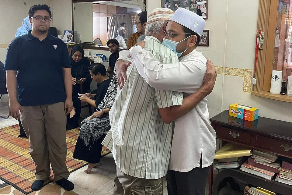 Ramai yang tersentuh melihat gambar Mufti Dr Nazirudin Mohd Nasir (gambar atas) yang menziarahi keluarga Allahyarham dan dilihat berpelukan dengan bapa Riz, Encik Sunawan Dasuri.