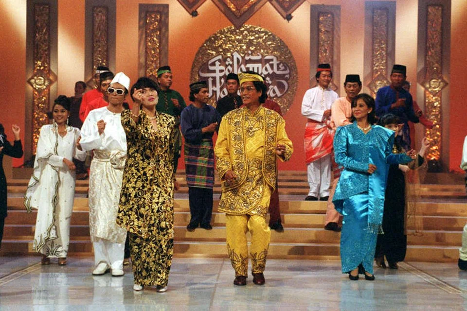 SINGAPURA TINGGALKAN KENANGAN MANIS: Datuk M. Daud Kilau (di tengah berbaju kuning) mencipta nama di Singapura sebagai juara ‘Bintang Radio’ 1968. Dalam foto ini, beliau menjalani rakaman program Hari Raya di Singapura, ‘Gema Aidilfitri’ pada 2005, diapit Datuk Aishah (kiri) dan Junainah M. Amin.