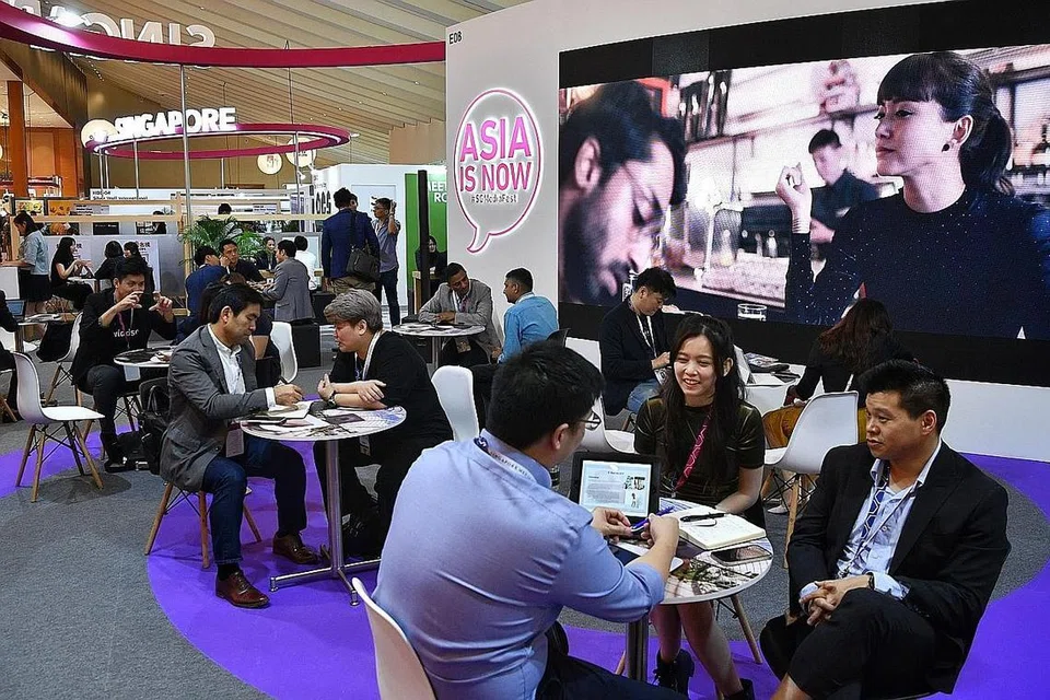 MERANGSANG SEKTOR MEDIA: Pengunjung di reruai Forum dan Pasaran Asia TV (ATF) dan Screen Singapore di Pusat Konvensyen dan Ekspo Marina Bay Sands semalam. - Foto BH oleh CHONG JUN LIANG