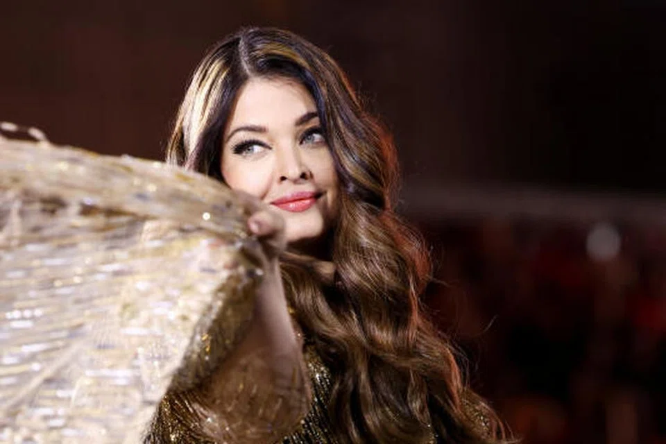 AISHWARYA RAI: Menafikan Vivek Oberoi pernah bertakhta di hatinya suatu ketika dahulu dan setakat menganggap pelakon yang dua tahun lebih muda daripadanya sebagai sahabat baik sahaja.